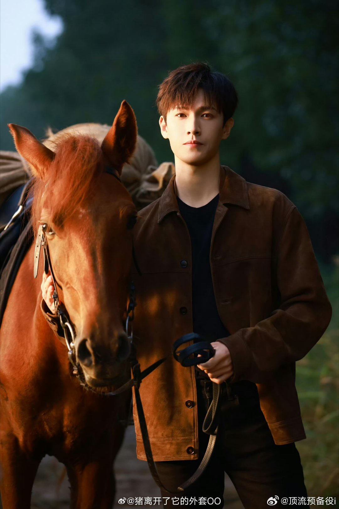 李昀锐最新商务花絮图，居然会骑马小林骑马少年！！