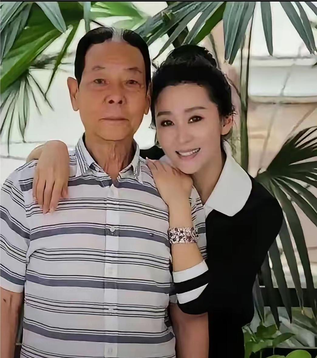 苗圃无论才貌，还是能力，都不错，就是在婚姻上，选择了让人迷惑不解。也许就正如所说