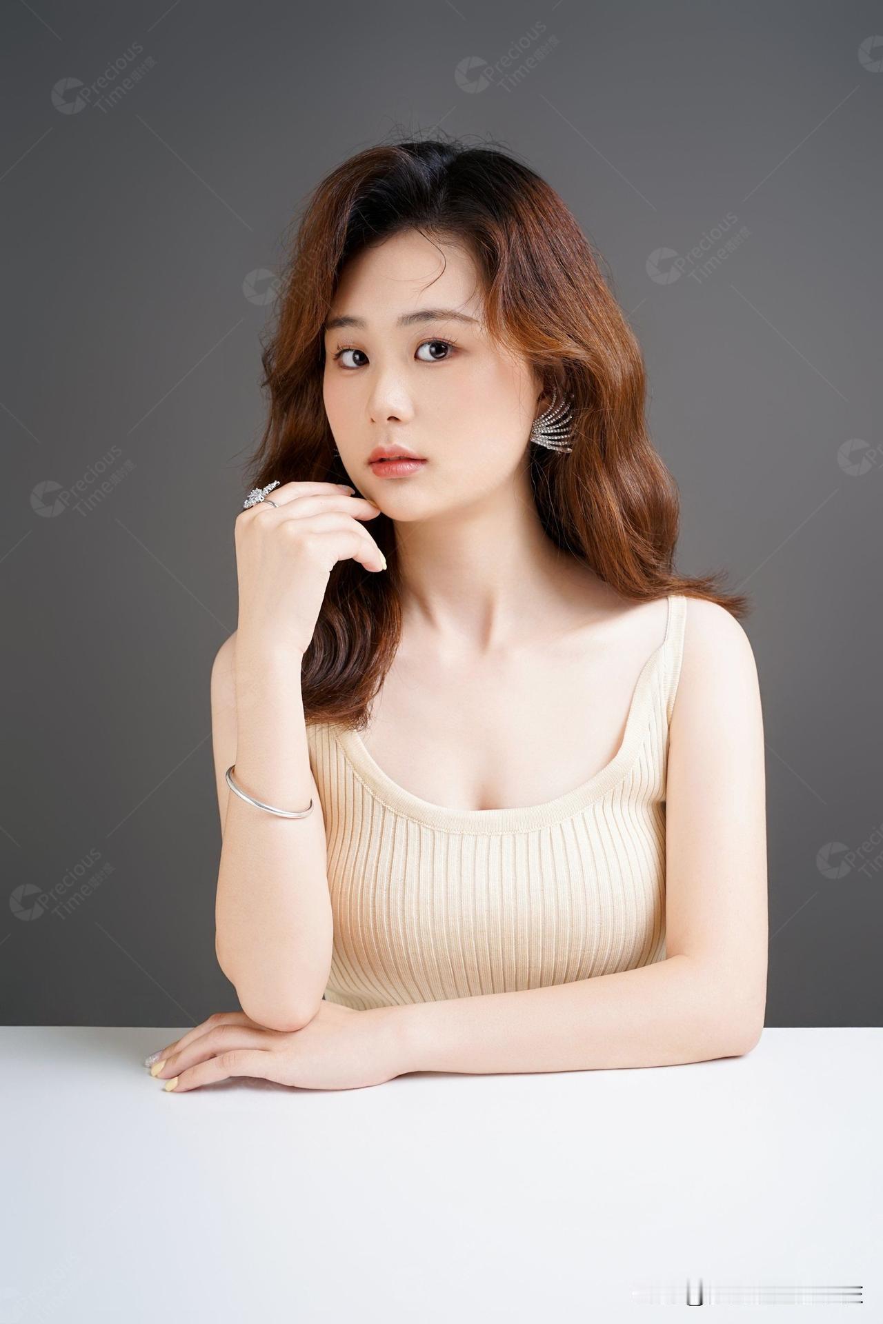 老婆回到家，闻到一股烟味，当场发飙：“你是不是又在家里抽烟了？”
“我，我没有…