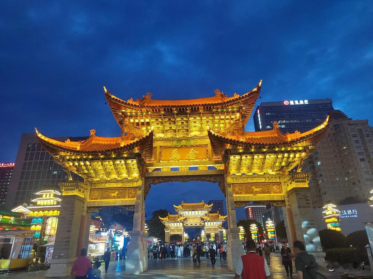 金马碧鸡坊位于昆明市中心三市街与金碧路交叉口，东边一坊近金马山，称金马坊；西边一