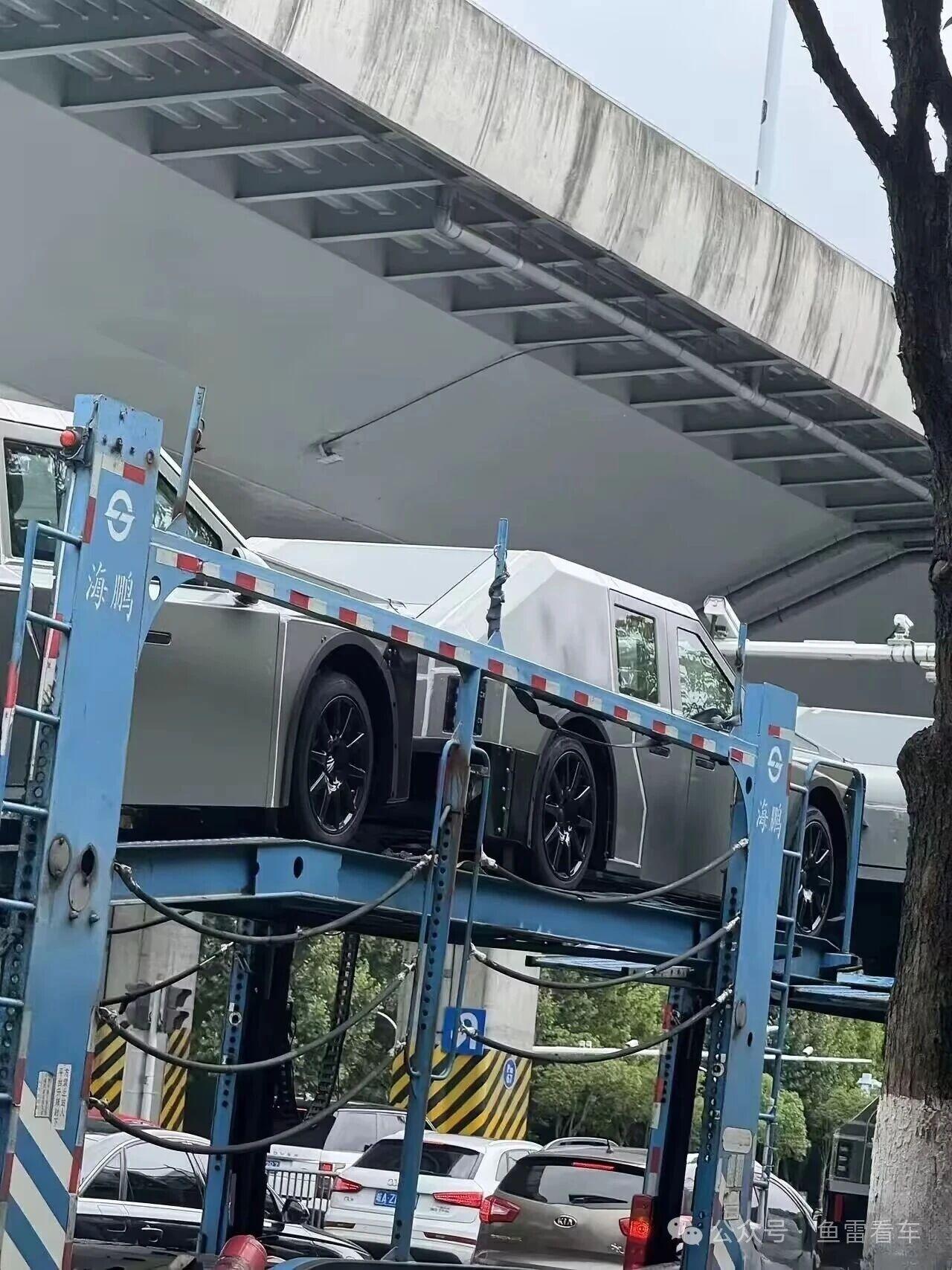 大家都在猜这到底是谁的车，其实没什么值得一猜的，因为实车根本不长这样。
这个是研