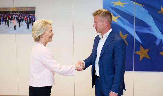 整个欧洲政坛几乎都被惊到了，匈牙利新当选总理毛焦尔·彼得，刚坐稳总理位置，就立马