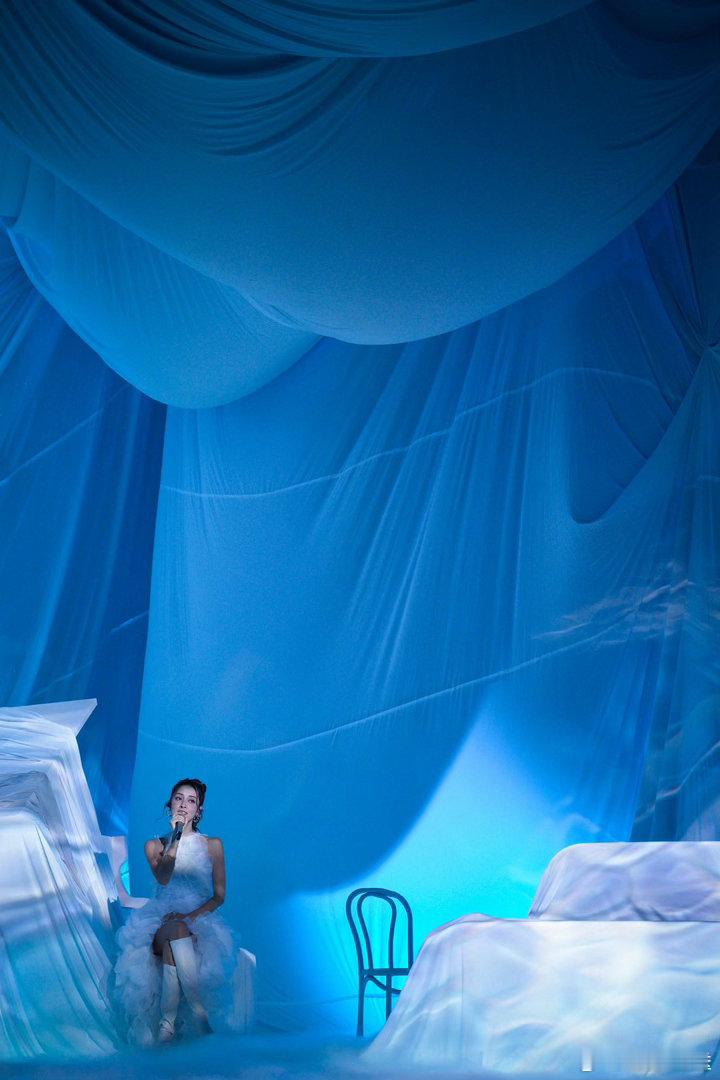 陈凯琳好会唱陈凯琳早该出来营业了 陈凯琳天生就该站在舞台发光！一公《雨爱》舞台唱