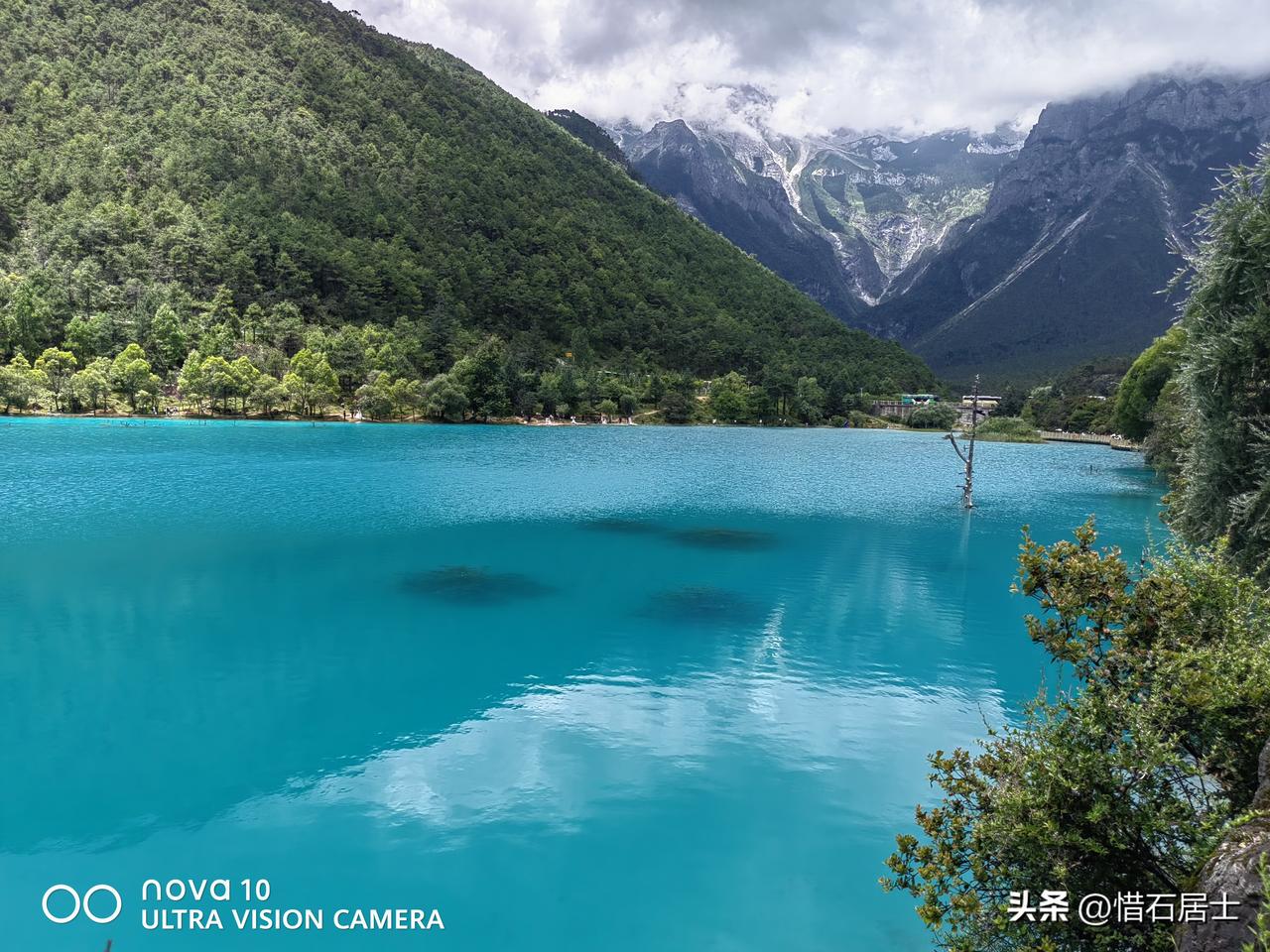 分享一张自己旅行随拍的照片今年夏天到丽江蓝月谷打卡用华为手机拍摄的一张照片。