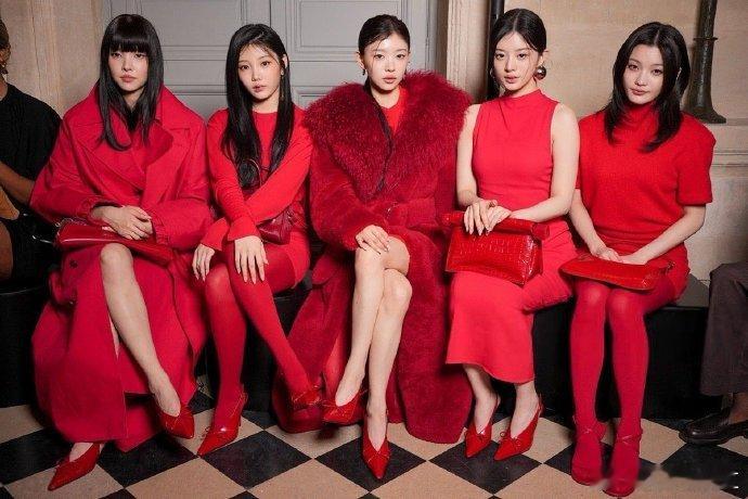 ILLIT巴黎时装周全员红裙被 ILLIT 的红裙造型美哭了！巴黎时装周这波亮相