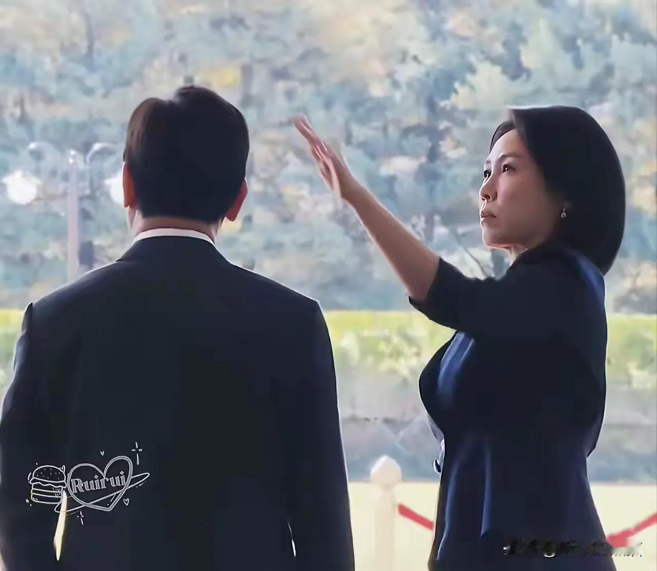 李在明和夫人金惠景一起迎接新加坡总理黄循才，期间金惠景贴心的为李在明整理被吹乱的