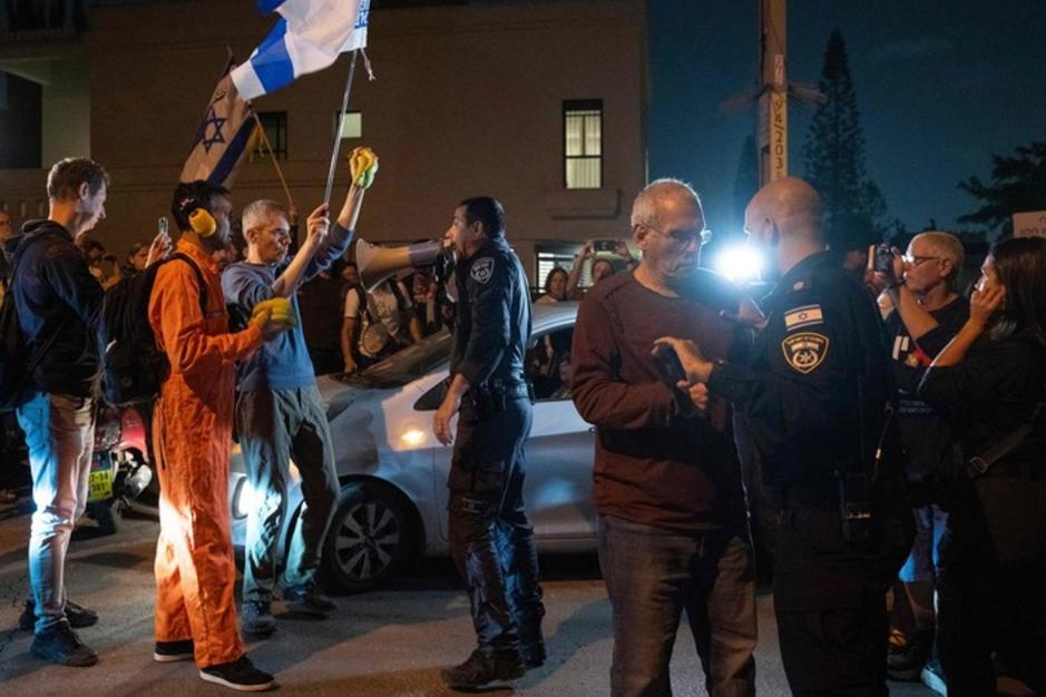 特朗普力挺！内塔尼亚胡求赦免后首出庭，以色列政坛掀波澜
 
12月1日，以色列总