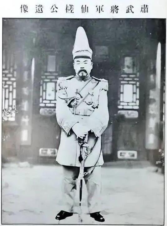 1925年，甘肃督军陆洪涛中风卧床，旅长李长清带兵闯入："把大印交出来吧，你身体