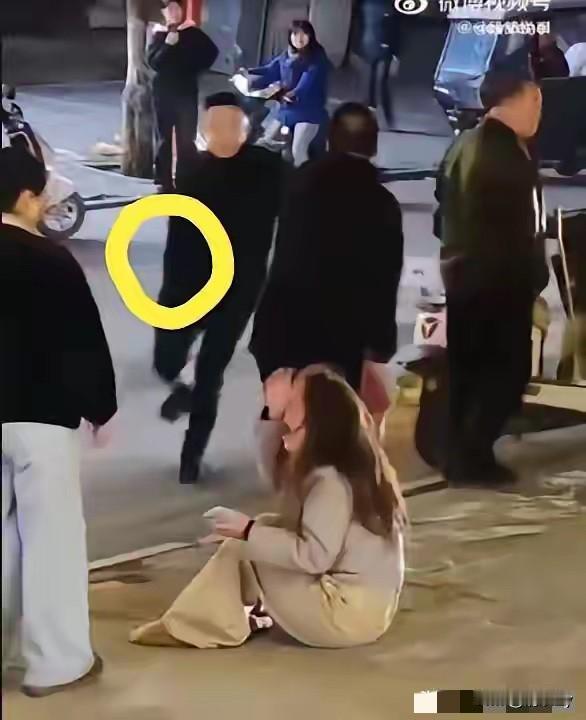 除了动手两口子外！还有个戴眼镜的男子跑着冲过来，手插在兜里！

看到这个男子冲过