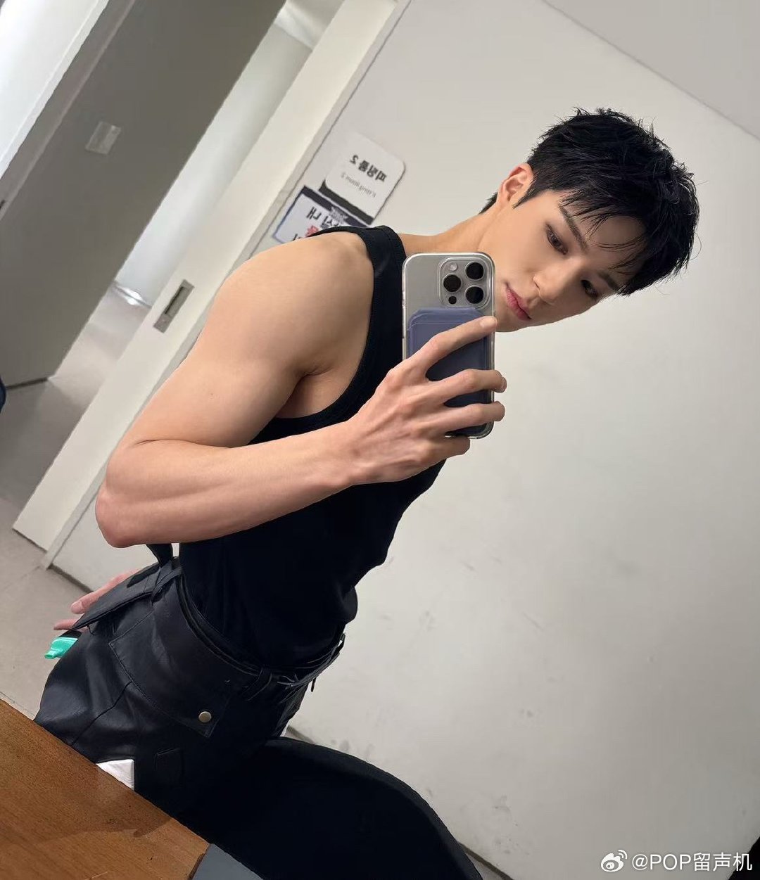 李帝努就这样光明正大拿着电子🚬拍照 