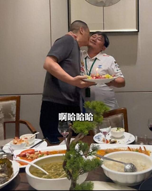 生日宴当众索吻！李亚鹏张雪这交情太难得
