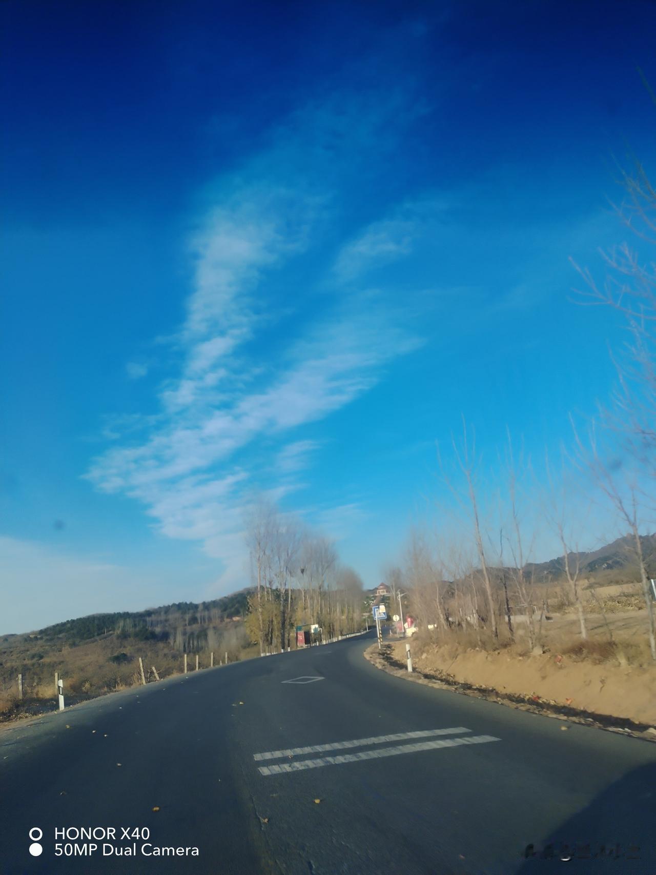 今天回家拍的！天很蓝很美！