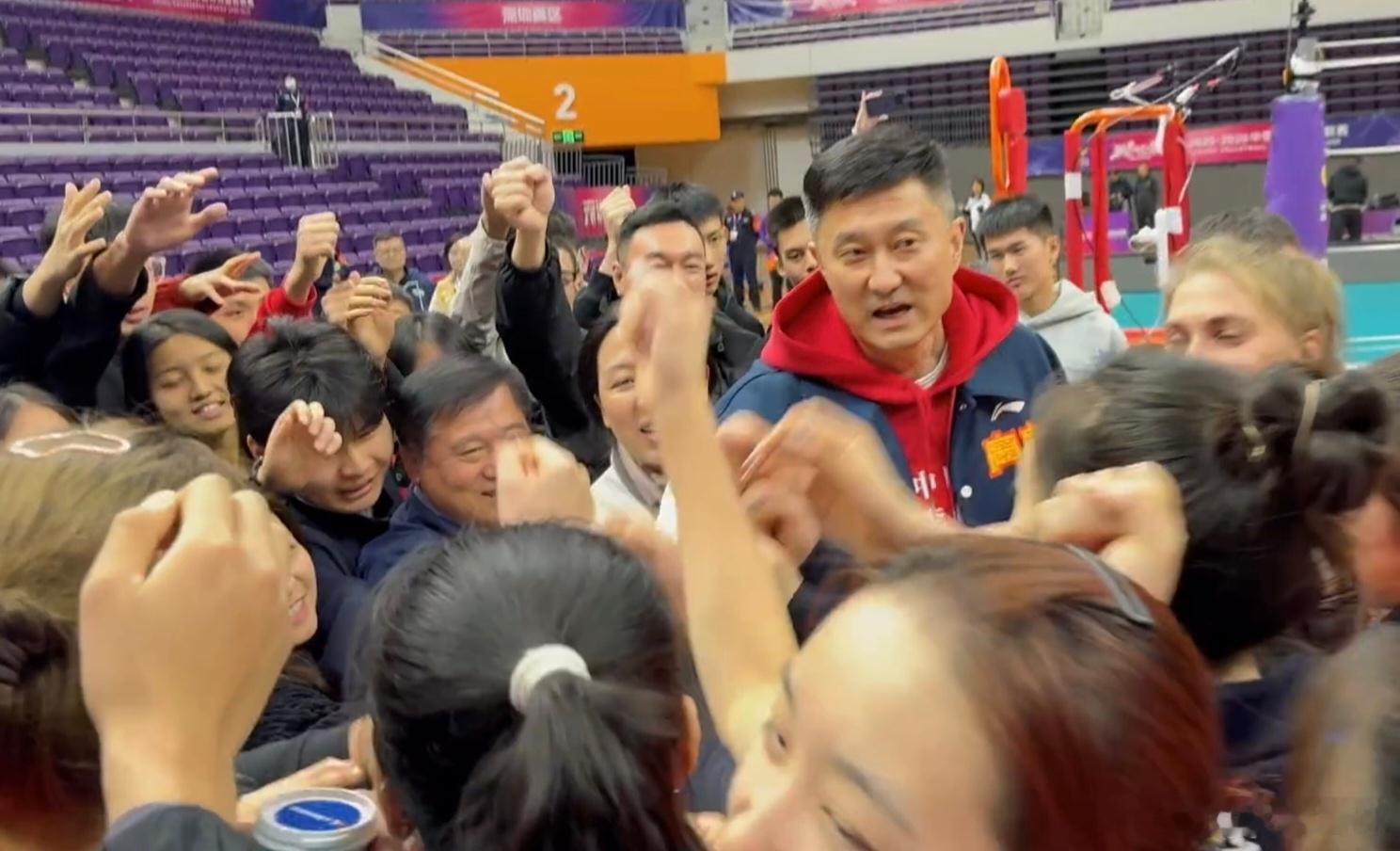 杜锋指导晚间现身深圳，为广东女排助阵加油，最终广东女排3比1击败浙江女排，拿下胜