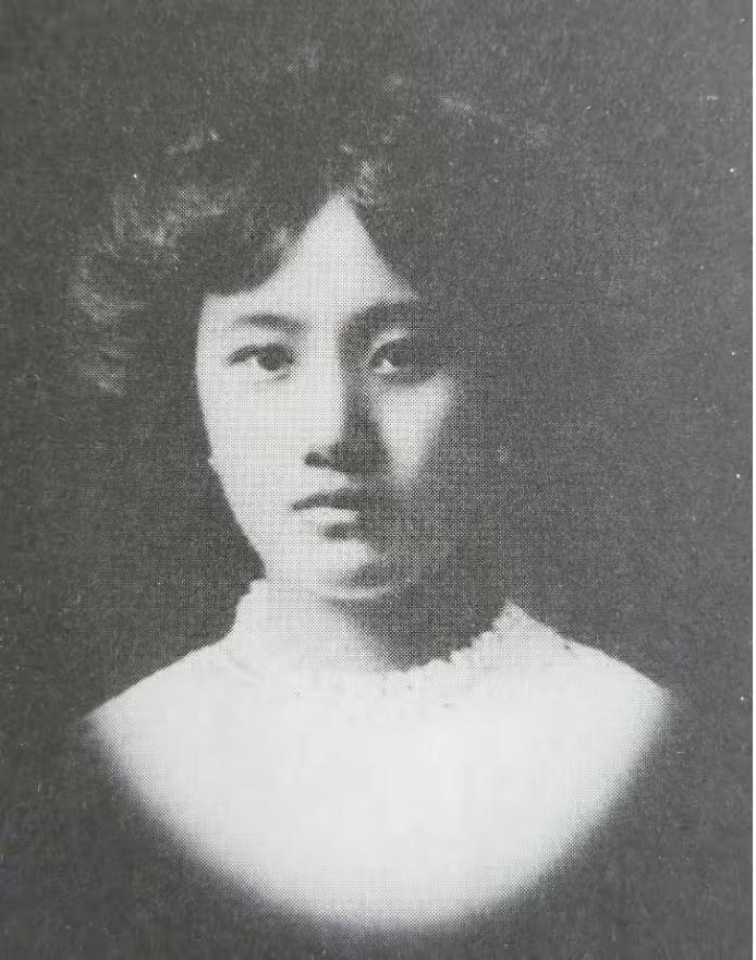 1949年，董竹君应邀参加宴会。刚刚入座，一名身材高大的军官跑着冲到她身边，红着