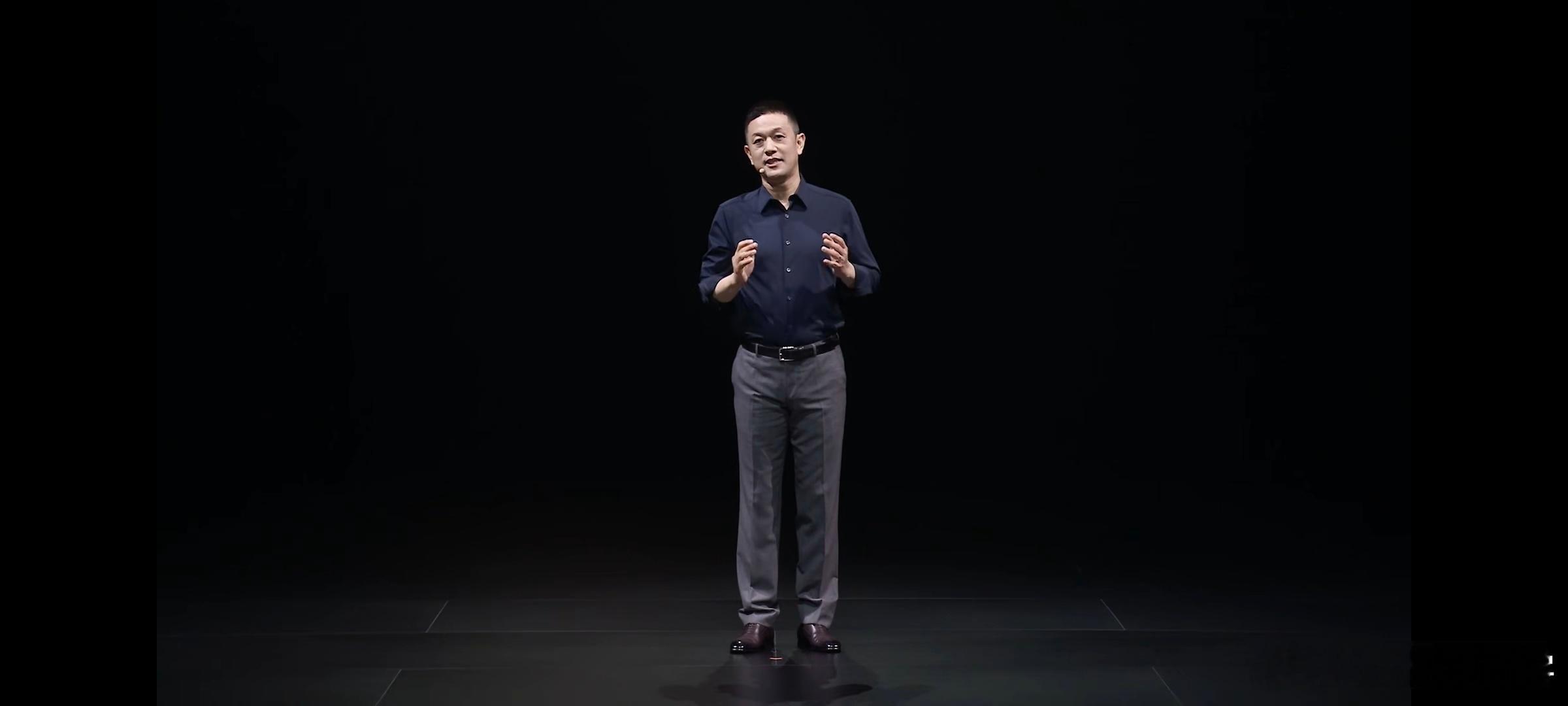 产品定位不同，斌哥着装也不同，这次是西裤和衬衣