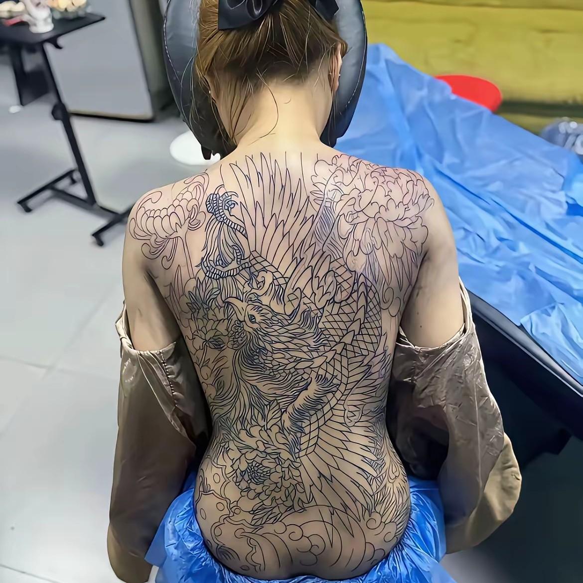 这是纹了个啥图案，是不是百鸟朝凤
现在纹身的越来越多了，有的是为了想变美，想给伴