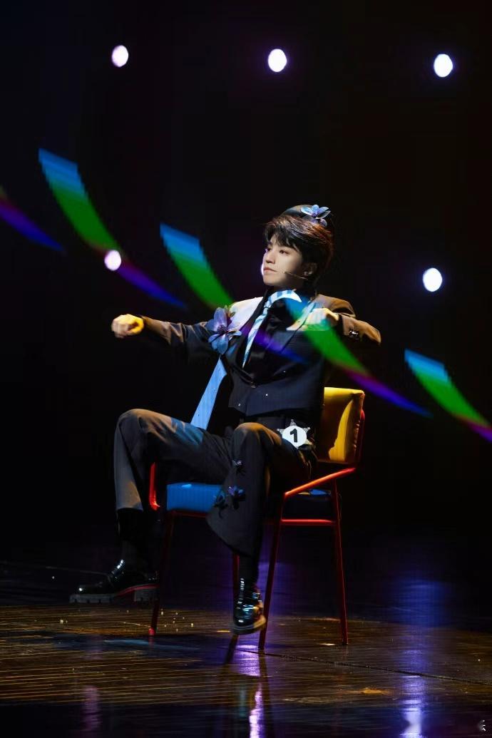 王俊凯话剧日常照王俊凯盛装年青世界的重量王俊凯话剧日常照,王俊凯盛装年青世界的重