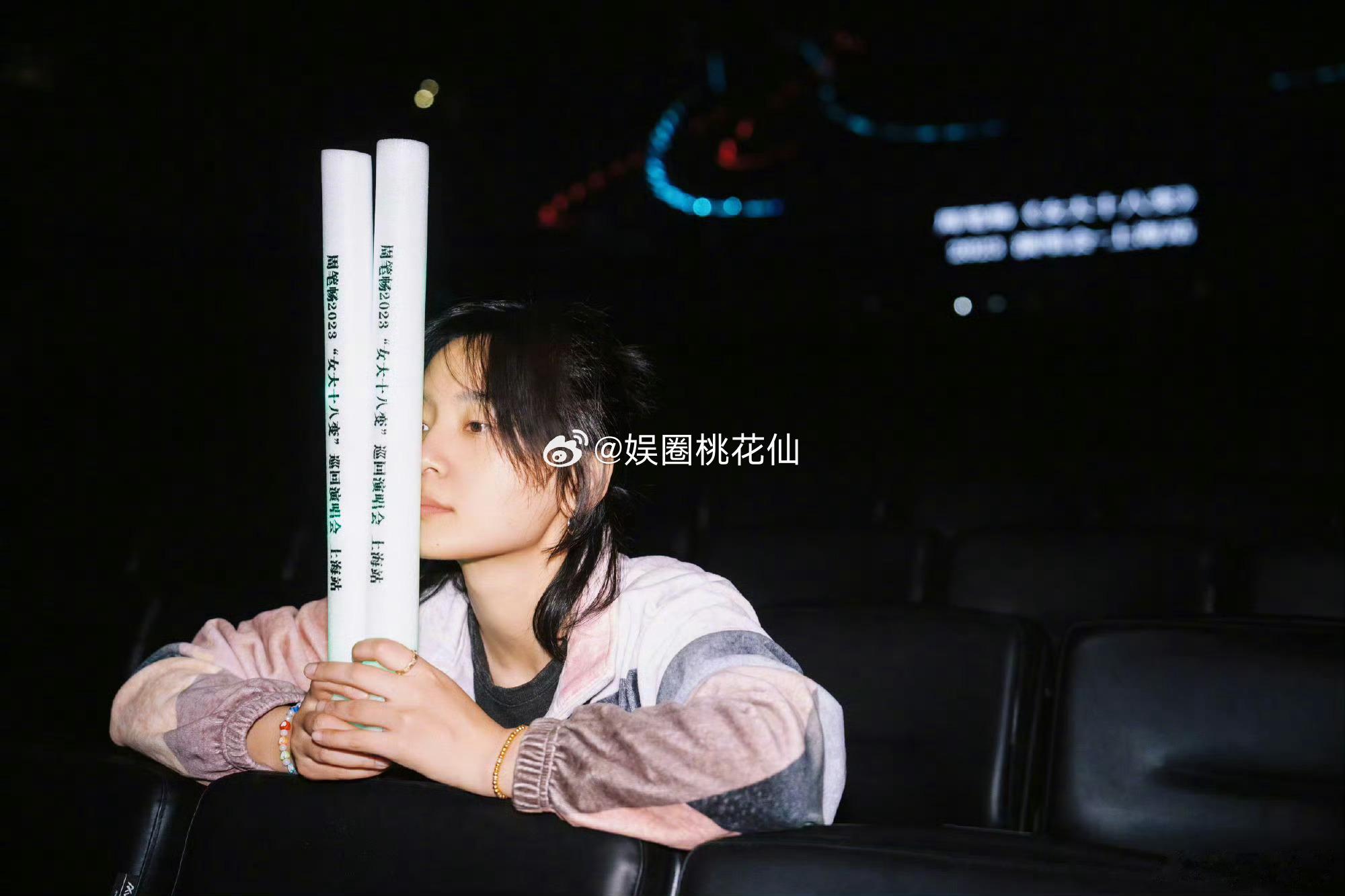 #周笔畅唱的不是笔记是回忆# 周笔畅上海演唱会，唱的不是单单笔记这首歌，简直就是