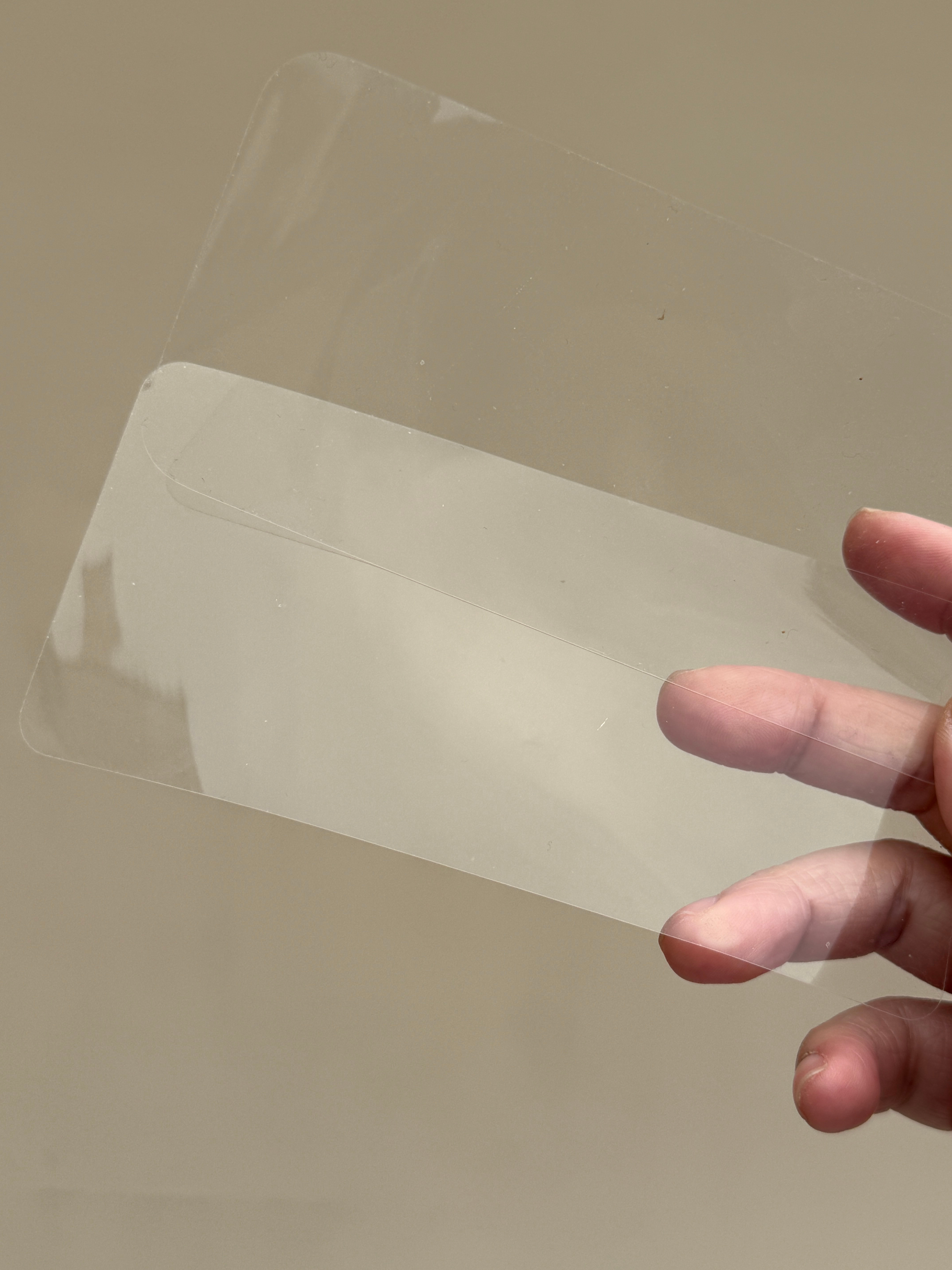 刚刚小伙伴给我拿来两片 PET AR 膜，叫我感受一下，他说他拿不准这两者的顺滑