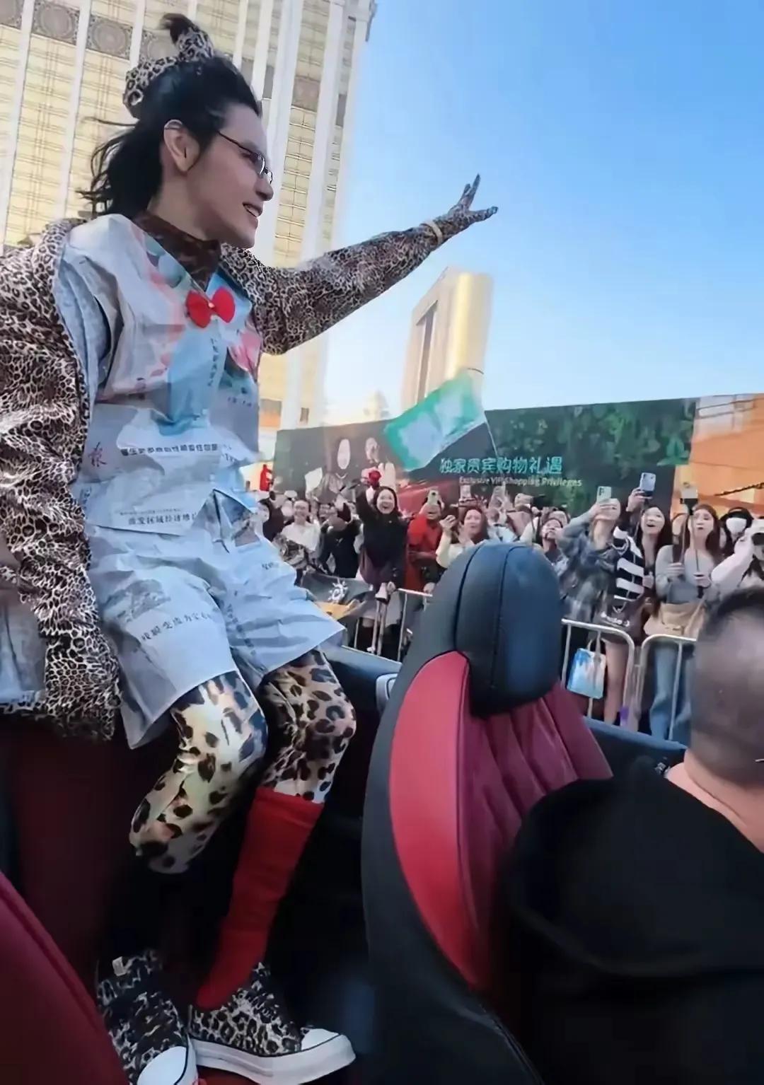 向佐报纸豹纹同时身上穿，被雷到了，
不知道他在折腾啥？和陈志朋的造型有点像了。