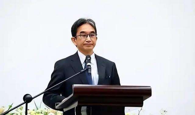 日本前驻华大使垂秀夫曾发出警告：“中国现在太强大，日本打三拳，中国能还三十拳！”