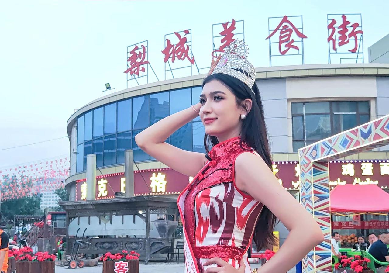 2026年世界华人美后全冠军库尔勒女孩。库尔勒女孩祖丽米热·吐尔逊借出众的外貌与