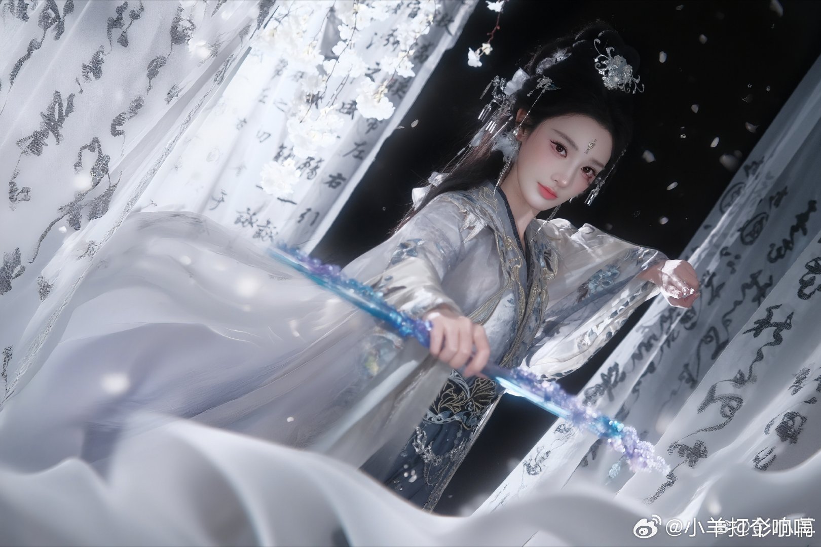 彭小苒这次是冷感美人彭小苒这脸型有点像游戏大师捏出来的脸蛋，冷感美人具象化了，说