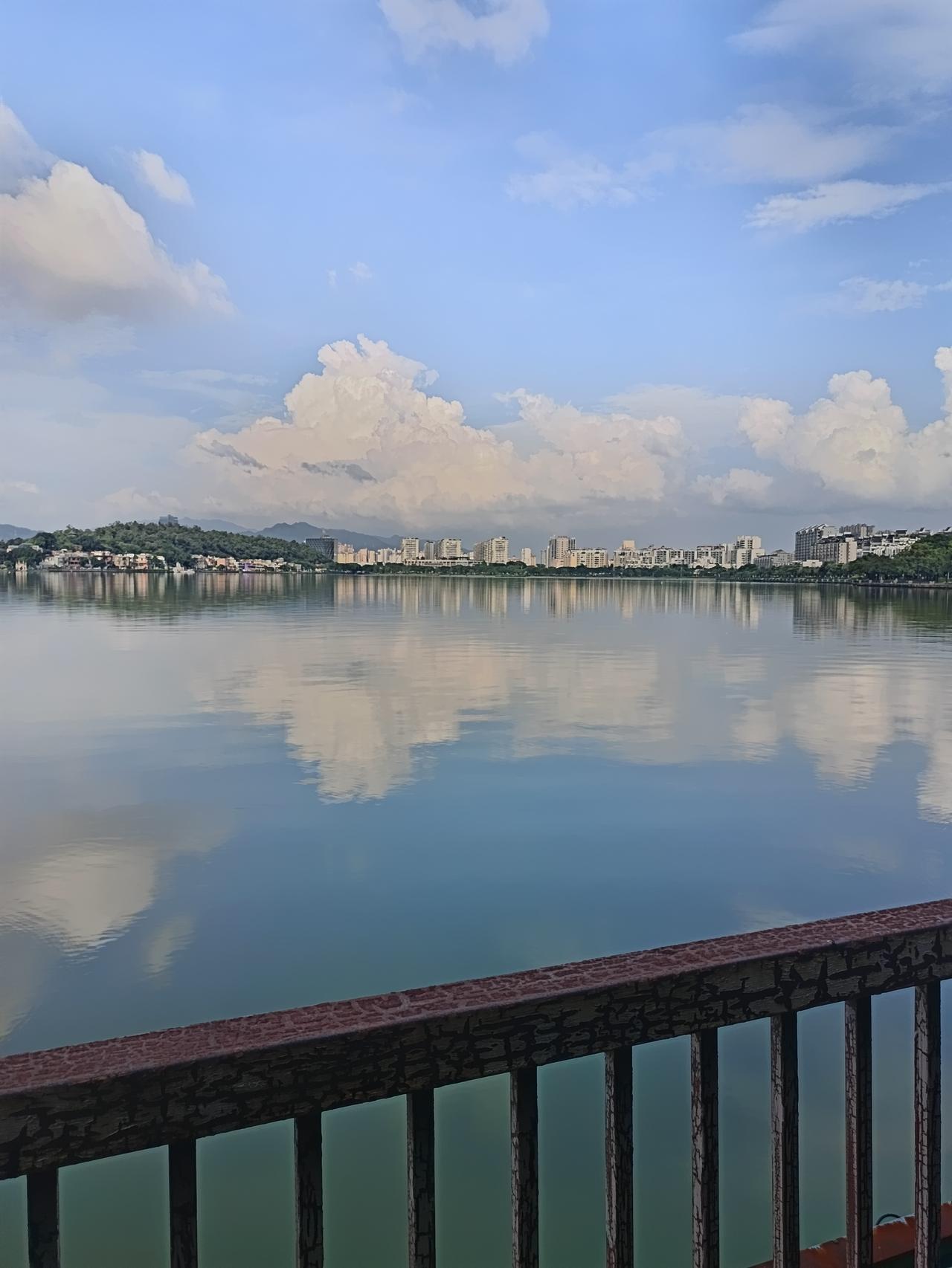 今天我在七星岩风景区
发现一个很严重的问题
但不知道怎么说才好了




你敢相
