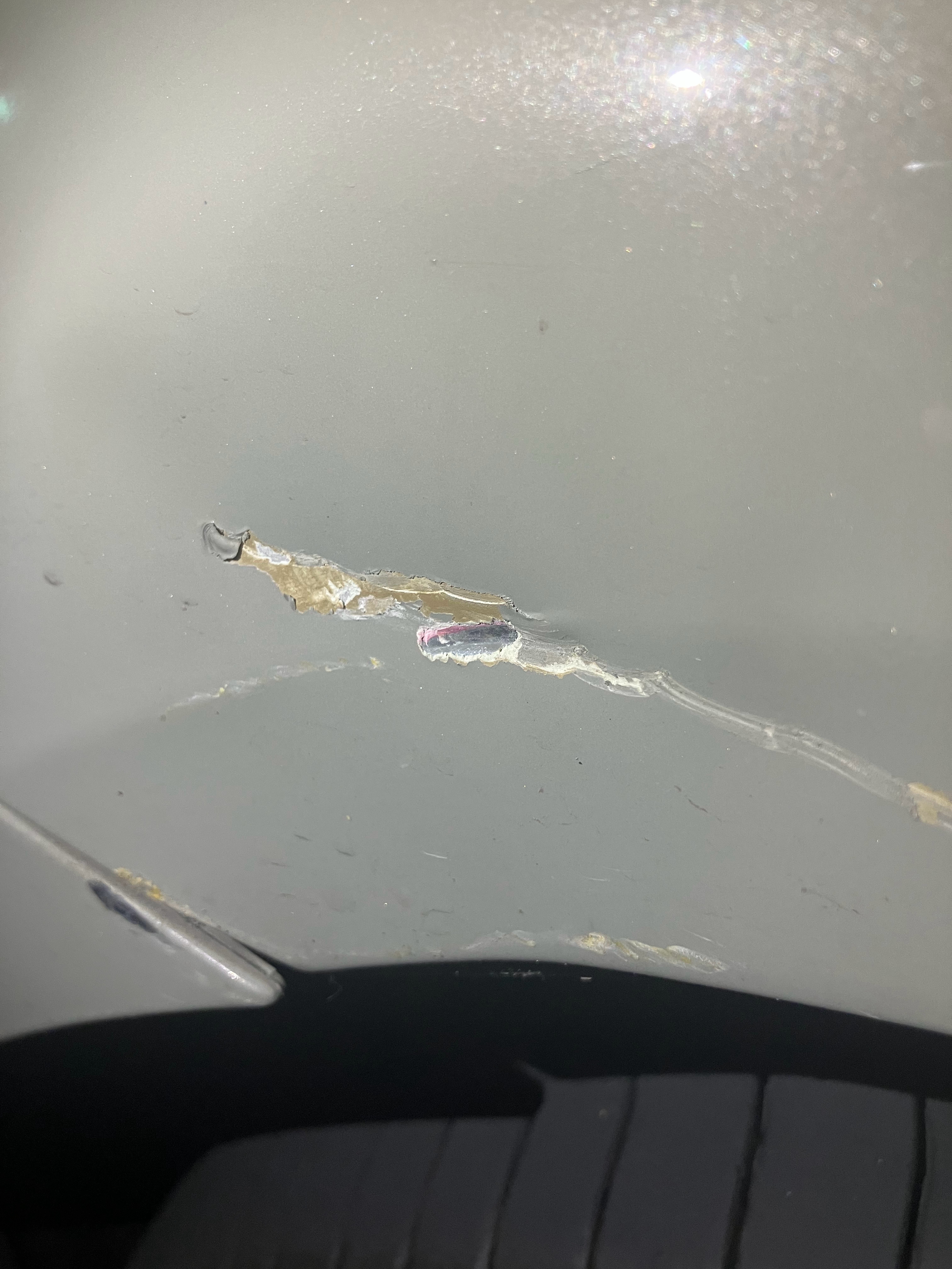 酒店停车场看见一台小米SU7，左前翼子刮擦，漆面工艺大家可以看看。大v聊车