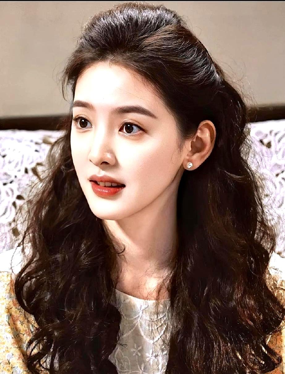 咱就是说，刷到章若楠这张新照片，我愣是看了三遍才敢认！
这还是我印象里那个一笑起