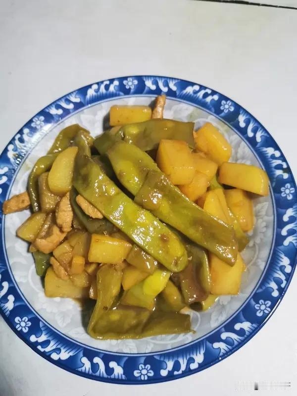 东北人最爱吃的一道炖菜是什么菜东北人爱吃的炖菜比较多，土豆炖油豆角、土豆炖茄子、