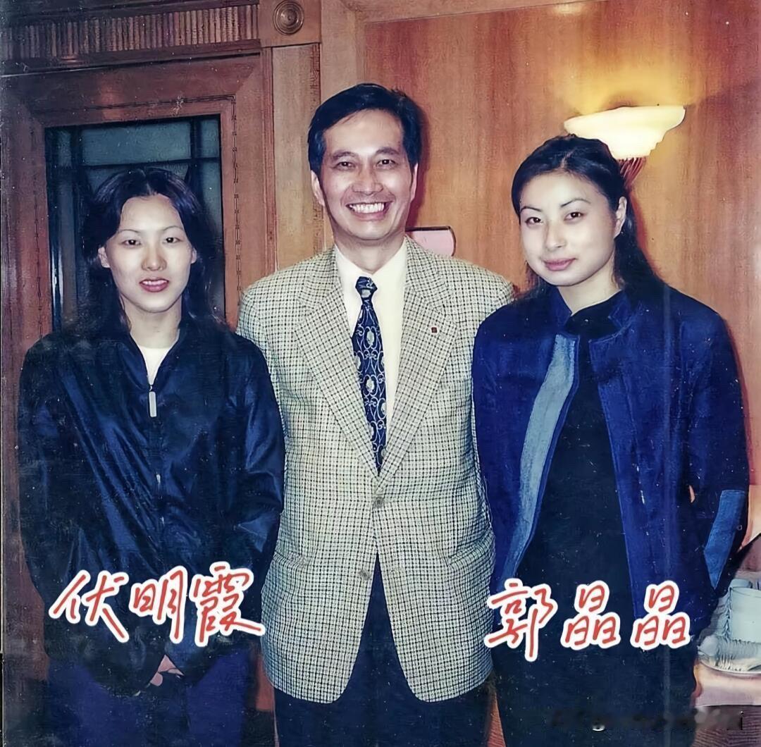 从老照片里可以看出来伏敏霞属于高颜值的一个运动员，每次出场她总能吸引众人目光，越