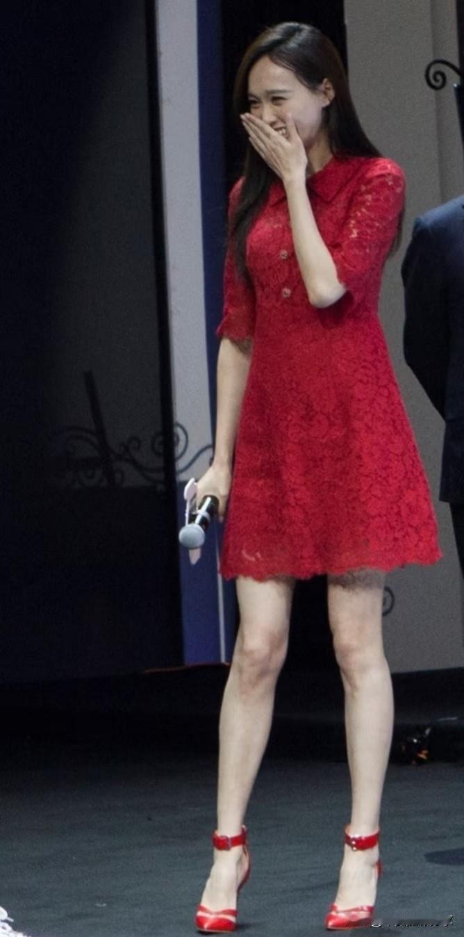 气质女神：唐嫣
1983年12月6日生于上海，毕业于中央戏剧学院表演系，中国内地