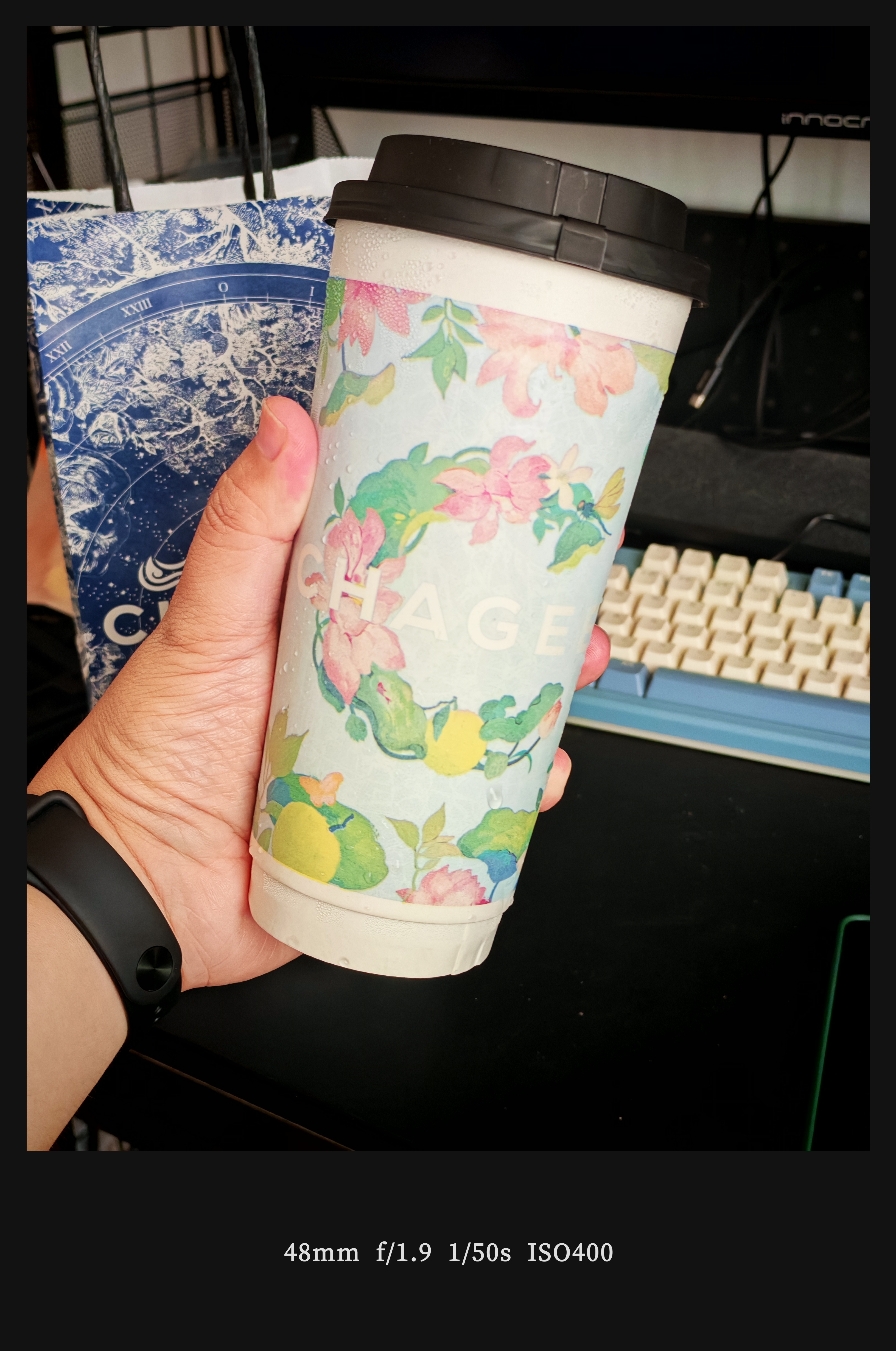 霸王茶姬新出的浙江限定版风荷曲苑，刚刚就是为了去买一杯，跑老远了[哈哈]好喝，荷