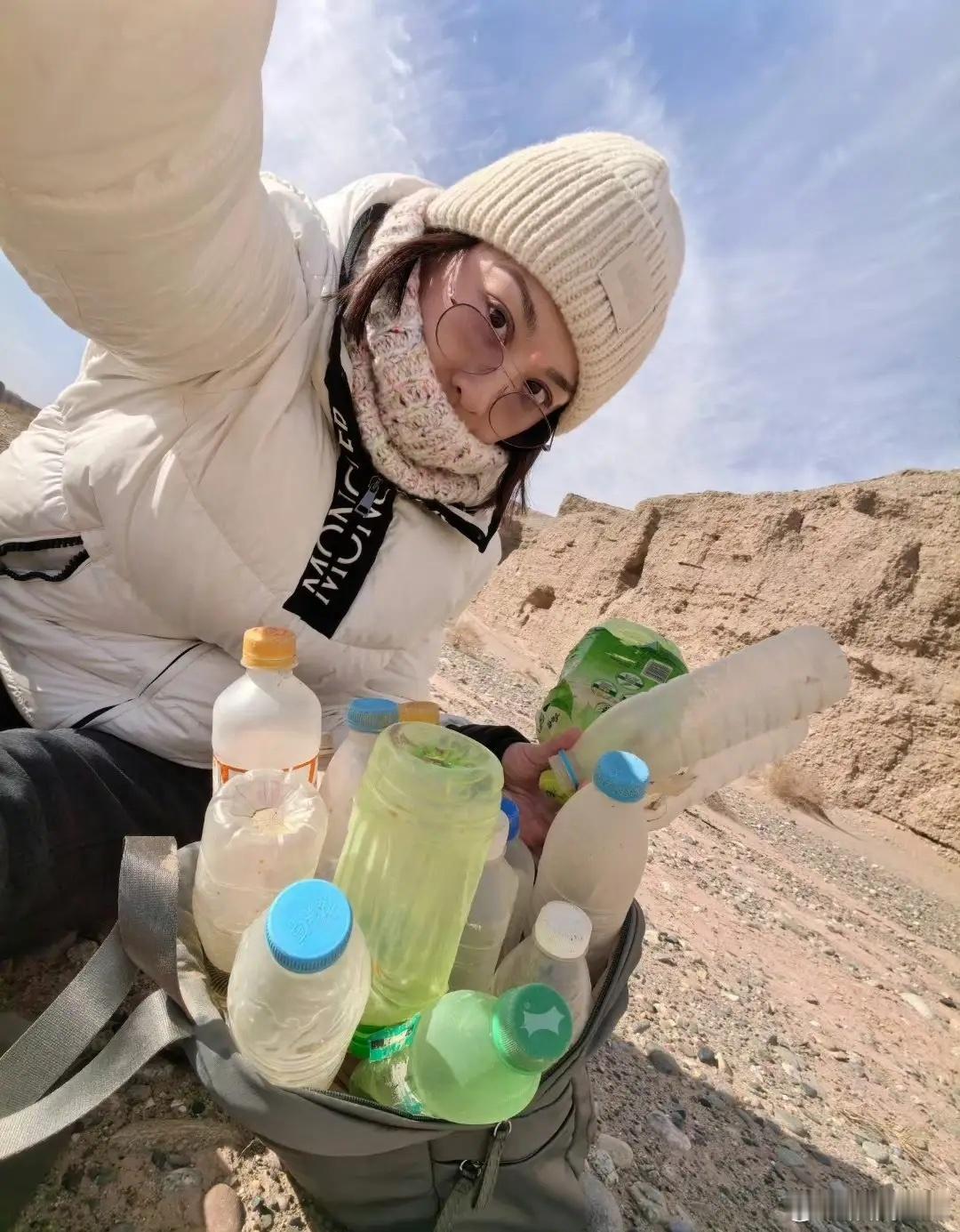 万万没想到，退圈后的穆婷婷居然去“捡垃圾”了。最近穆婷婷去甘肃游玩，沿途除了风景