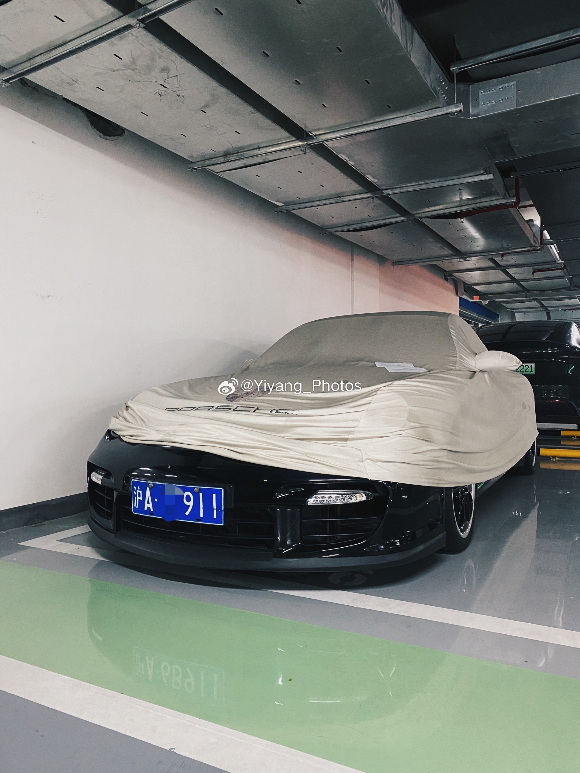 前几天吃饭偶遇的一辆少见的波子,找车位的时候只是远远的看见有辆罩着的牌照带911