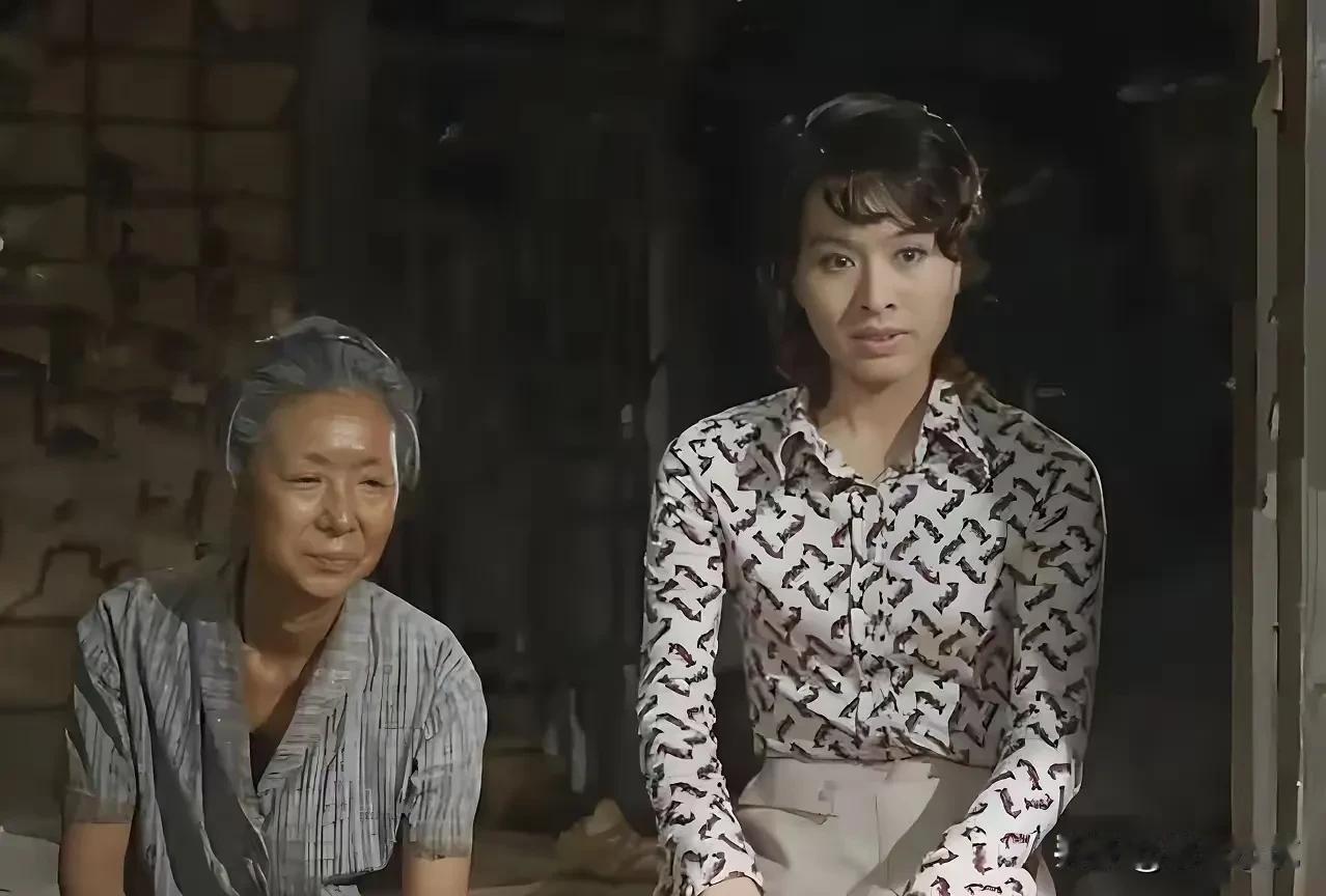 【老电影剧照】右边这位美女是谁？有认识的吗？当年她凭借影片中的精彩表现，俘获了万