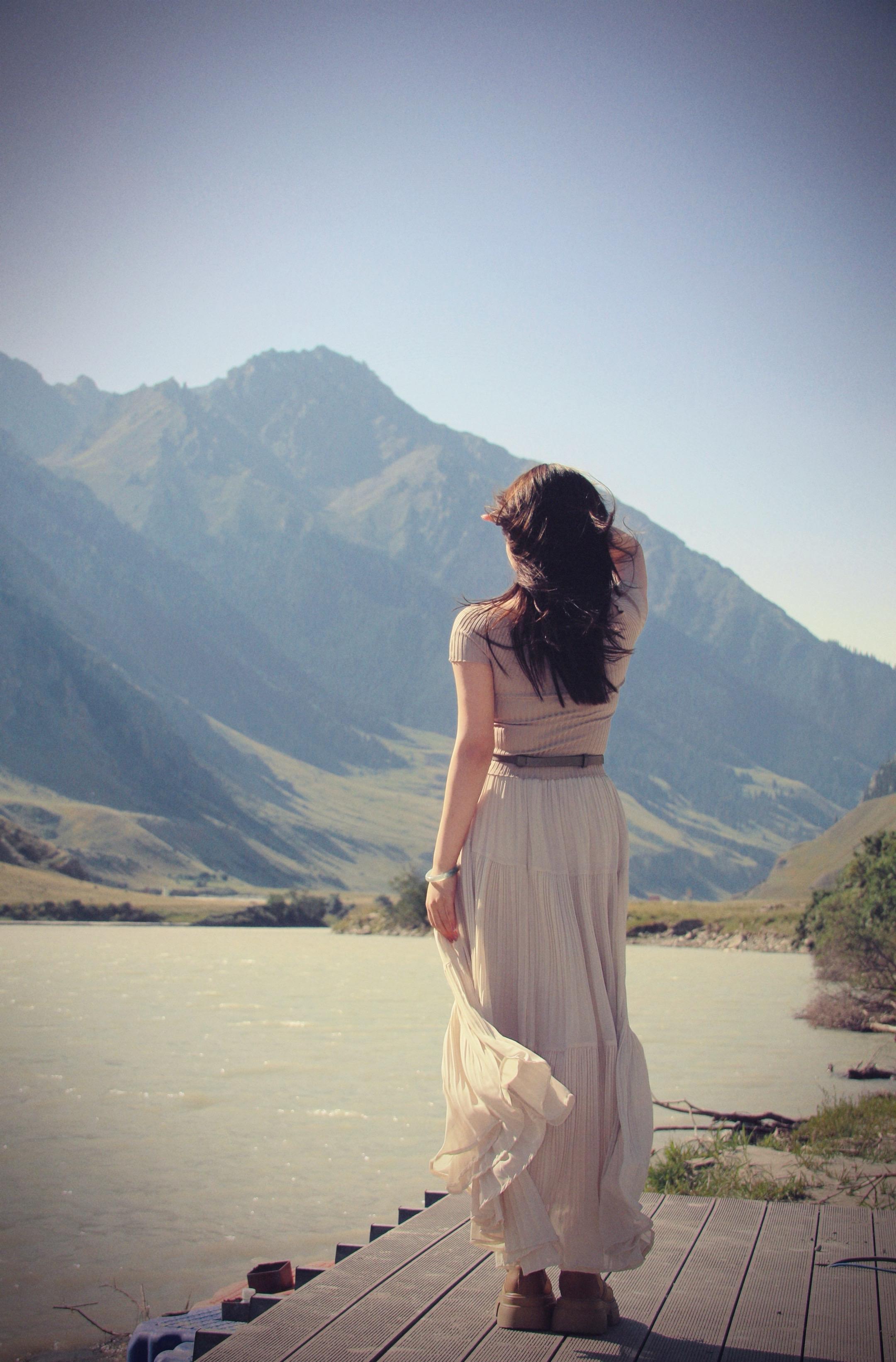 我立马千山外 听风唱着天籁