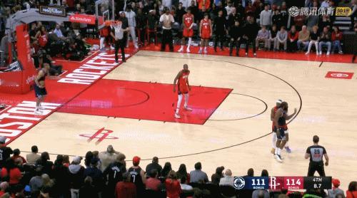 离谱！巴图姆发球踩线痛失机会！
在今天NBA常规赛快船对阵火箭的第四节比赛最后时