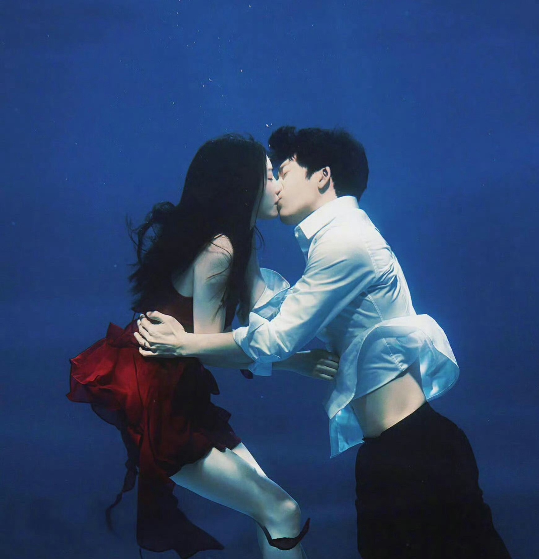 《钢铁森林》删吻戏应该是卡审本来刑侦题材审核就很严但真的拍得很《水形物语》