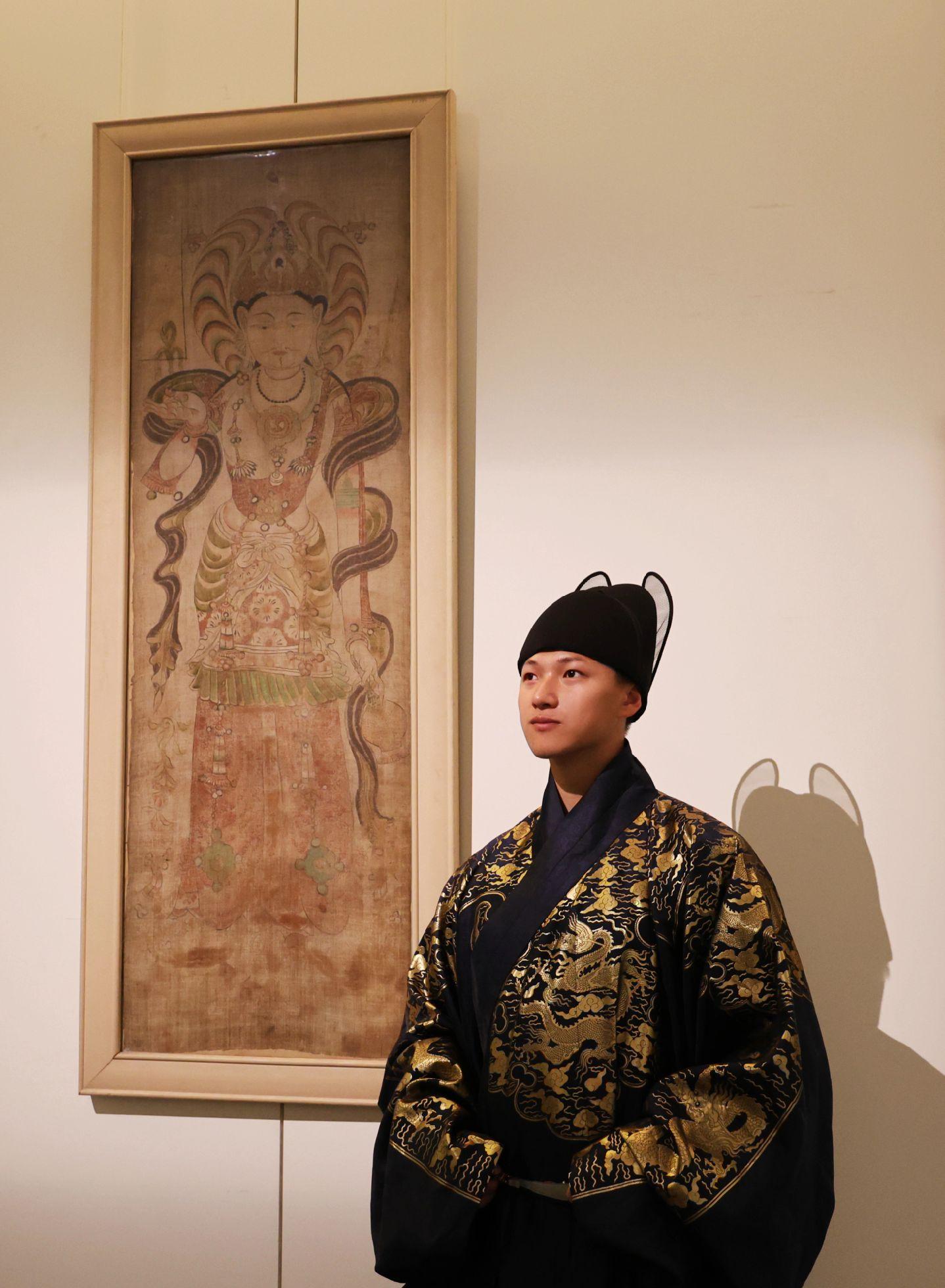 巴黎吉美博物馆-伯希和带回敦煌莫高窟幡画。分享所有在展幡画。带着汉服又来到一个存放大量中国流失文物精品的国外博物馆-吉美国立亚洲艺术博物馆。见到了那些在纪录片里曾惊鸿一瞥的伯希和从敦煌莫高窟带走的幡画。在那个文化遗产遭受破坏与轻视的乱世，这是流失文物最著名的案例之一。
把所有在展的画都拍摄了一遍，部分用了画质修复和优化，实际颜色要更弱一些。敦煌莫高窟大量的供养人像是重要的服饰文化见证和汉服复原的参考。
博物馆对伯希和的介绍让人看着产生了些许思考...
“1900年，伯希和(Paul Pelliot)成为法国