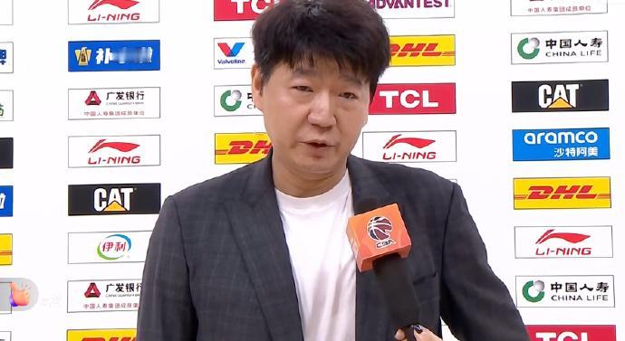 五连败的山东队客场战胜了十五连胜的深圳队，双方都终止了自己的连败和连胜，邱彪回到