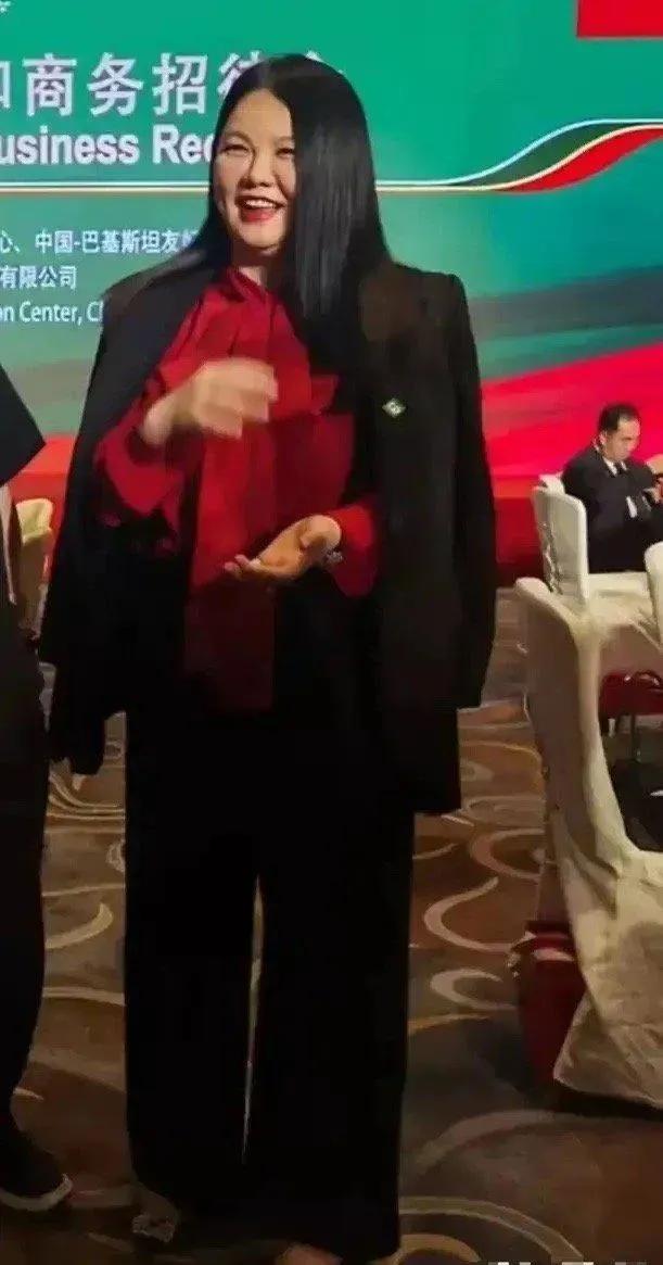 看了李湘的近照，感叹人必须要注重身材管理，尤其是女明星，如果不注重管理身材，那简