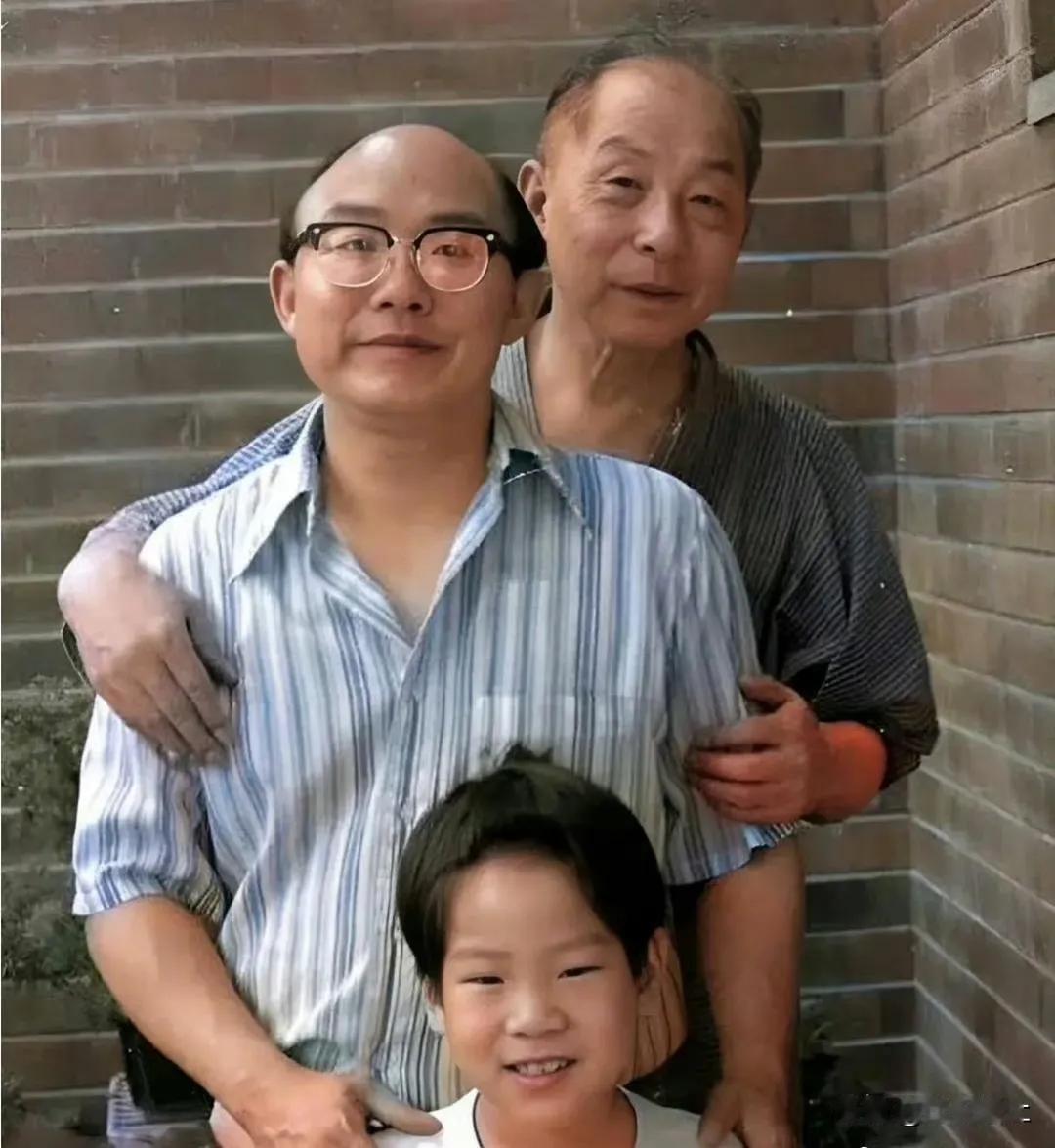 图片中是张学良与他的儿子张闾琳和孙子张居信在一起，这是他们在美国夏威夷张学良的居