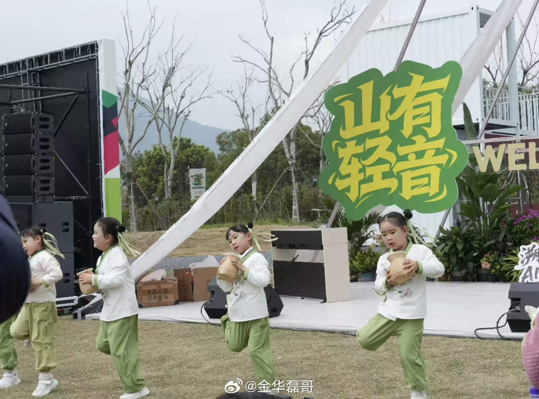杭州龙坞茶镇解锁茶旅新体验一叶茶香藏匠心，一曲悠扬唤春归。古老非遗与现代音乐在龙
