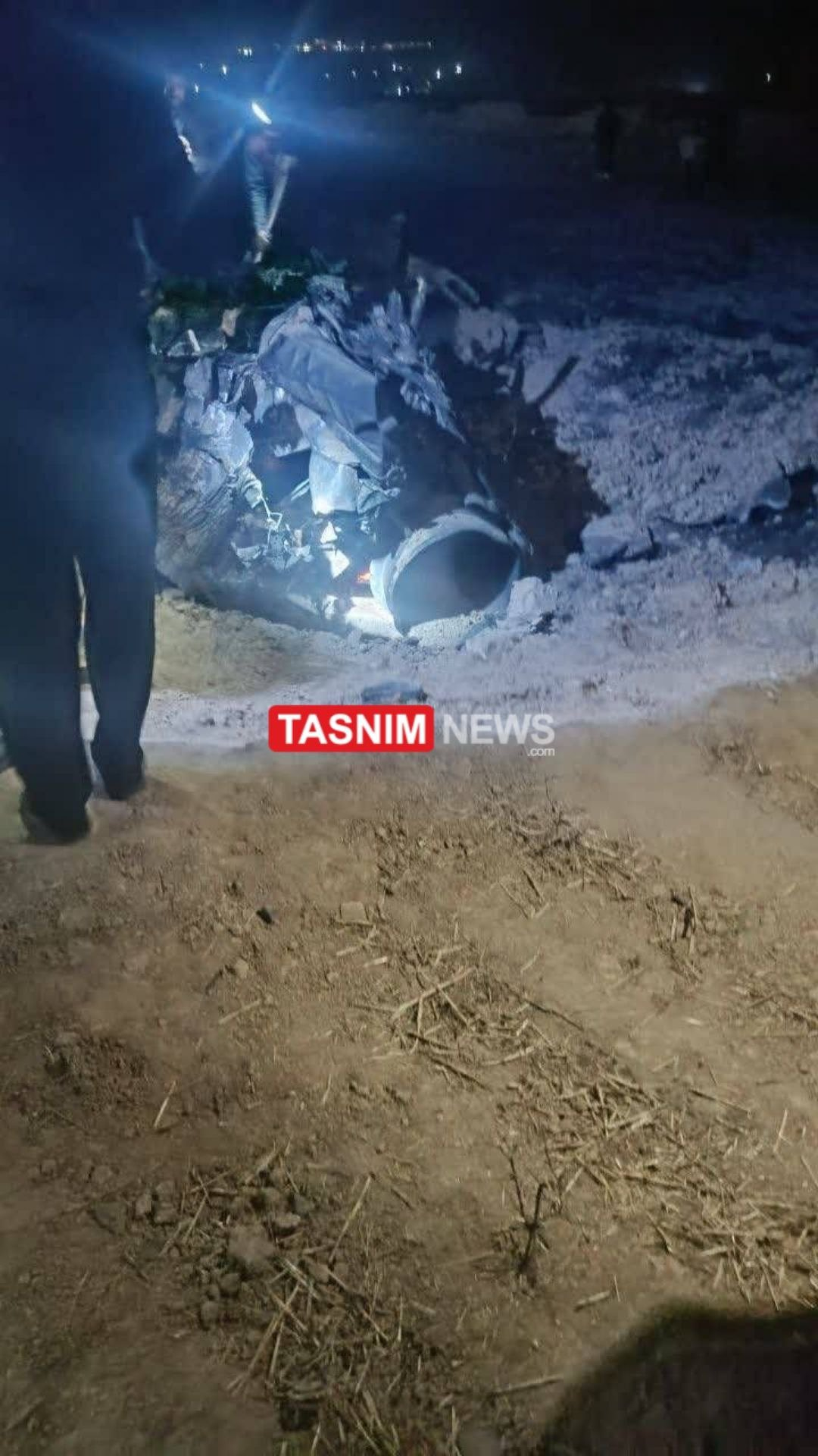 美軍又一架戰機被打下來了，看單引擎的設計，估計是F16或F35 
