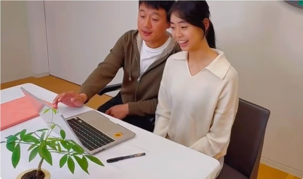 关悦晒一家五口日常，俩女儿都好高，大女儿像妈妈二女儿像佟大为 