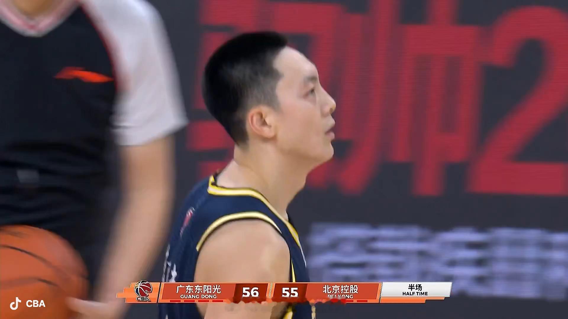 今晚他👉回来了！上半场结束，广东队56-55主场暂时领先北控，胡明轩拿到半场全