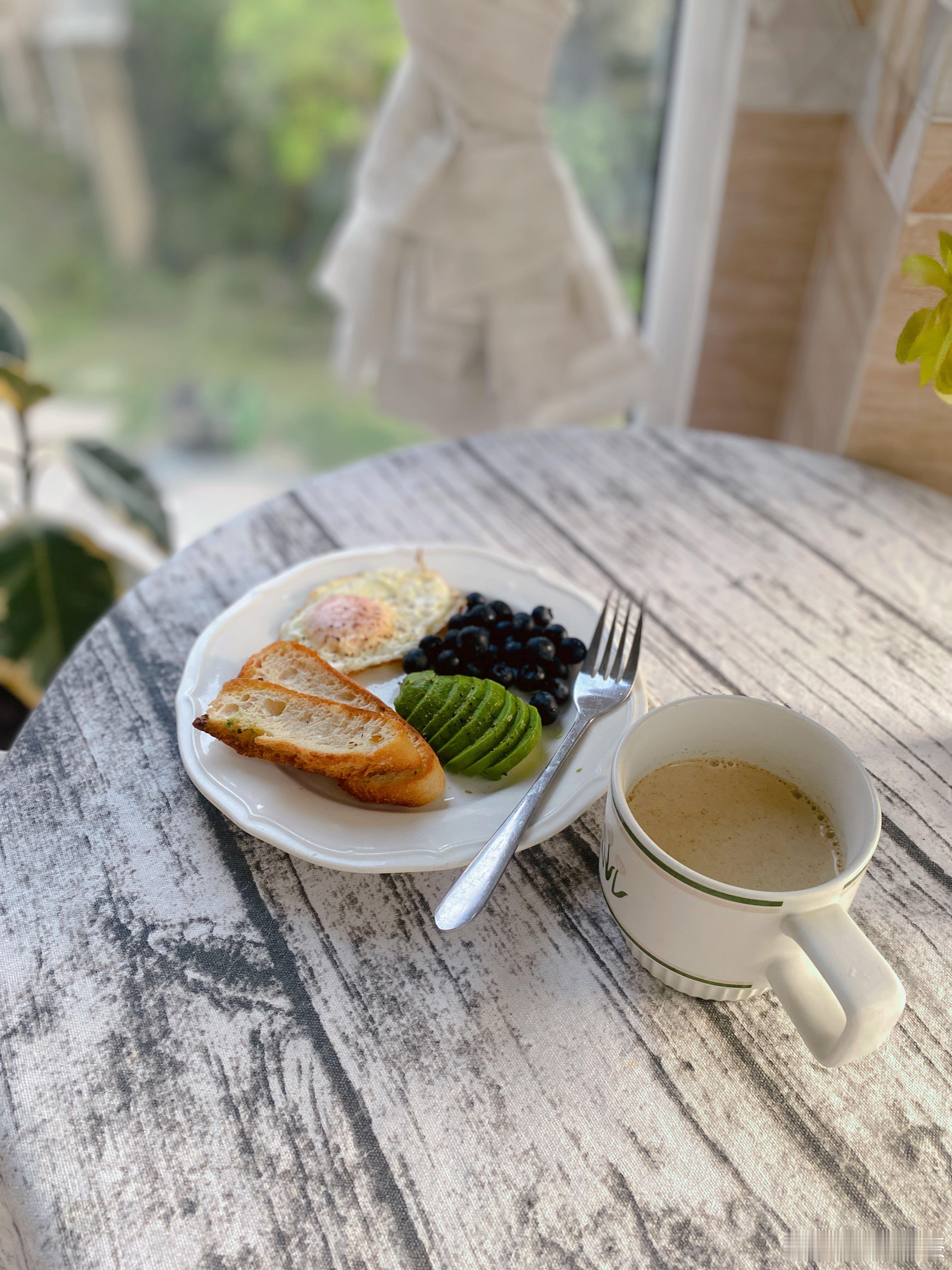 早早上忘了喊闺女起床，生气了，一生气就拿不吃饭惩罚老母亲，那老母亲只能跑到厨房里