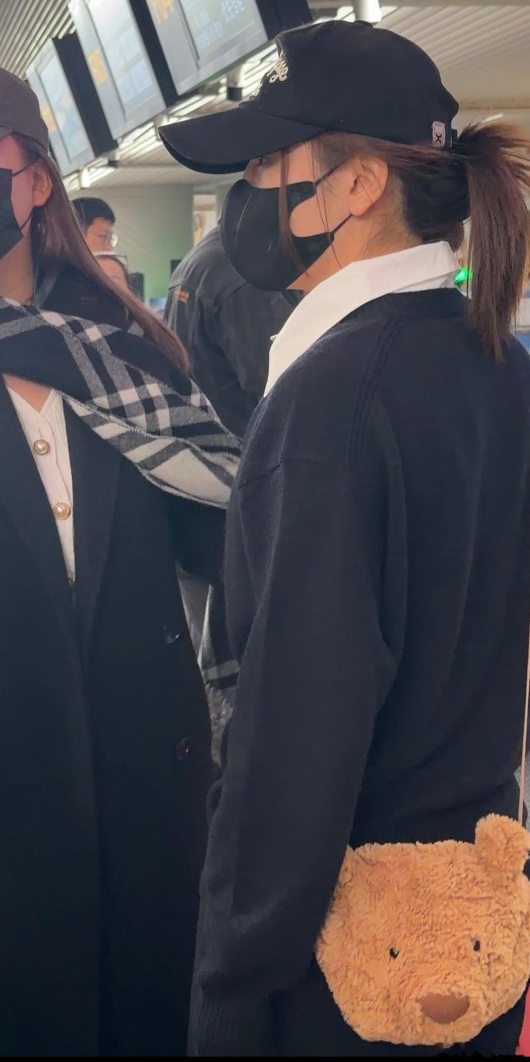 美美看上此女的小🐻包包 